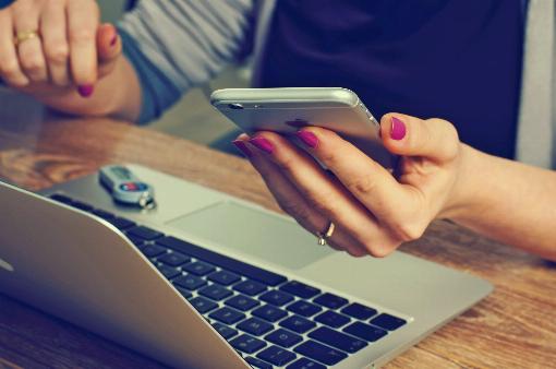 Bild: Die Website unter www.furnier.de ist jetzt barrierefrei. Foto: Pixabay/...